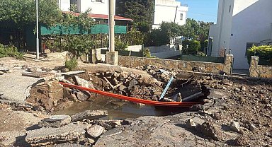 Bodrum'da ana su isale hattı patladı, yol çöktü