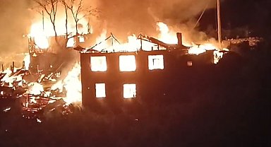 Bolu'da feci yangın: 2 ev ile 10 samanlık alevlere teslim oldu