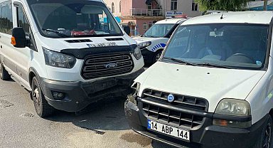 Bolu'da minibüs ile hafif ticari araç çarpıştı