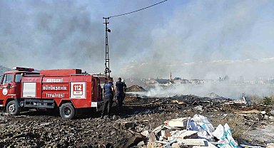 Boş arazide çıkan atık yangını söndürüldü