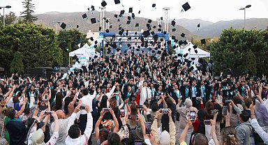 BTÜ'de mezuniyet sevinci ve 15. yıl gururu bir arada