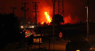 Buca'daki orman yangını yerleşim yerine ulaştı, vatandaşlar alevlere hortumlarla direndi