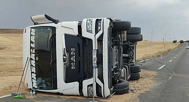 Buğday yüklü kamyon devrildi: 1 yaralı