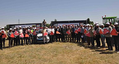 Bulanık'ta traktörlere reflektör takma programı