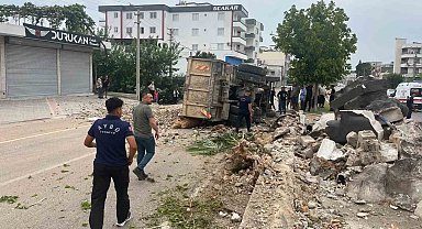 Bulvarda refüje çarpan kamyon devrildi, sürücü yaralandı