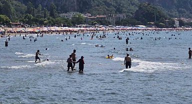 Bunaltan sıcaklarda tatil köyleri ve plajlar doldu taştı