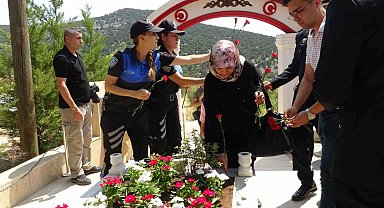 Burdur'da 15 Temmuz şehidi ve terörle mücadele şehidi mezarı başında anıldı