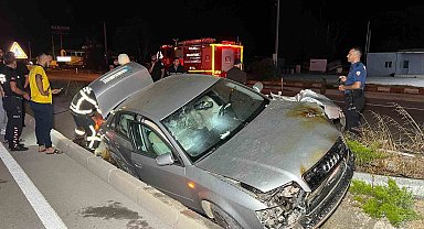 Burdur'da aydınlatma direğine çarpan otomobil alev aldı: 2 yaralı