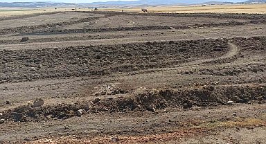 Burdur'da çıkan arazi yangını köylülerin imece usulü çalışmasıyla söndürüldü