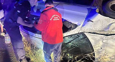Burhaniye'de otomobil tek taraflı kazaya karıştı: 3 kişi yaralandı