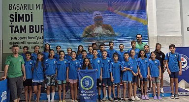 Bursa Büyükşehir Belediyesporlu kulaçlar madalyaları topladı