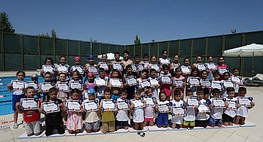 Bursa Büyükşehir Yaz Okulları'nda minik yüzücülerin sertifika heyecanı