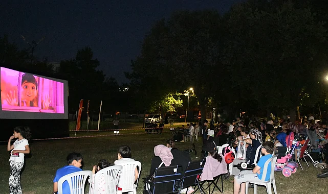 Bursa Osmangazi'de açık hava sinema keyfi devam ediyor