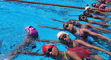 Bursa Yıldırım'da yüzme kursuna büyük ilgi
