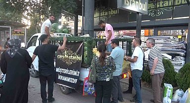Bursa'da bir mağaza 4 kamyon karpuz dağıttı
