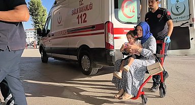 Bursa'da hafif ticari araç ile otomobil çarpıştı; 1'i çocuk 2 kişi yaralandı
