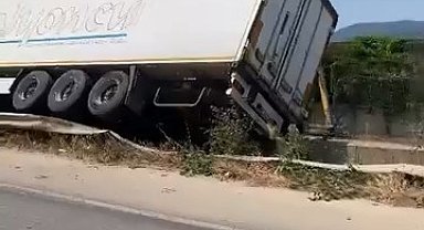 Bursa'da kontrolden çıkan tır devrildi