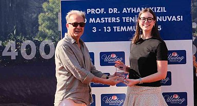 Bursa'da raketler Prof. Dr. Ayhan Kızıl için sallandı, şampiyonlar kupalarını aldı