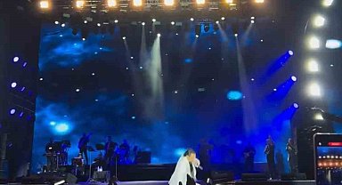 Bursa'da sahnede talihsiz anlar: Bayhan şarkı söylerken yere düştü