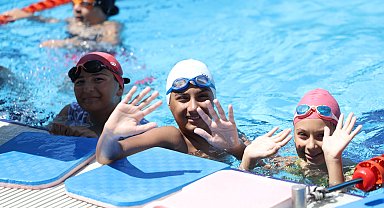 Bursa'da minik kulaçlar ikinci dönemi tamamladı