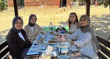 Bursalı genç inşaat mühendislerinin piknik keyfi