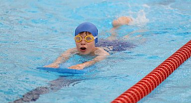 Büyükşehir Yaz Okulları'nda minik yüzücülerin sertifika heyecanı