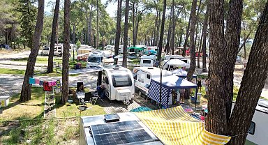 Çadır ve karavan tatilcileri 'sakin kent' Akyaka'ya akın etti