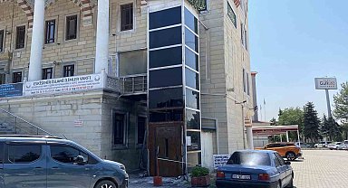 Cami avlusunda araçla birlikte yanan asansör onarılmayı bekliyor