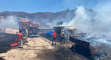 Çanakkale'de makilik alanda çıkan yangında ahır, ağıl ve traktör römorkları yandı