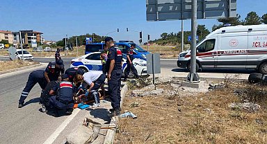 Çanakkale'de otomobil motosiklete çarpıp takla attı: 1'i ağır 2 yaralı