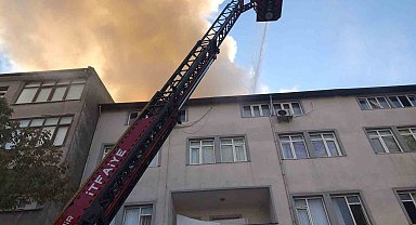 Çatı katını alevler sardı: Mahsur kalan 2 kişi kurtarıldı