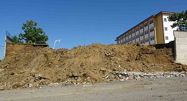 Çatlaklar oluşan lisenin bahçe duvarı yıkıldı