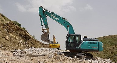 Çemikari Yaylası'ndaki yollarda çalışmalar devam ediyor
