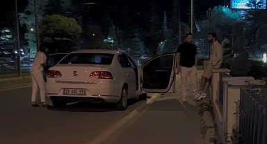 Çevirmeye yakalanarak ceza yiyen arkadaşının yanında alkol almaya devam etti