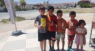 Çevre için ter döken çocuklara esnaftan dondurmalı teşekkür