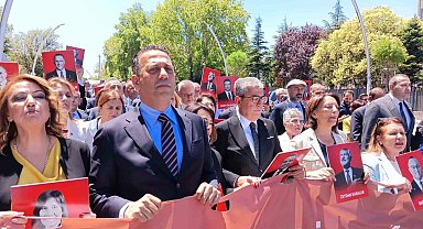 CHP'li vekiller, operasyonları protesto etmek için slogan atarak yürüdü