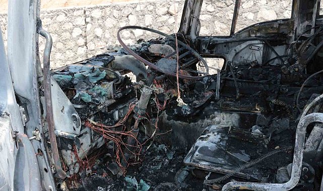 Cizre'de seyir halindeki tır alevlere teslim oldu