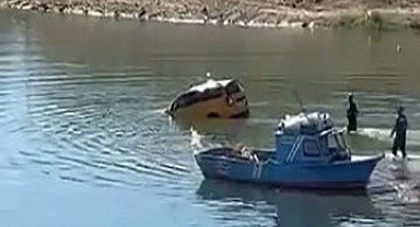 Çocuk el frenini indirince araç baraj sularına gömüldü