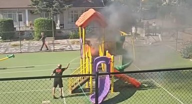 Çocuk parkında korkutan yangın