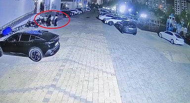 Çocuklar arasındaki kavgaya silahla müdahale eden şahıs güvenlik kamerasına yansıdı