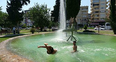 Çocuklar sıcak havada süs havuzunda serinledi