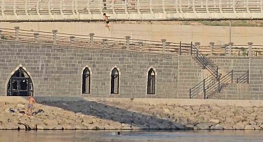 Çocuklar tehlikeye aldırış etmedi metrelerce yükseklikten suya atladı