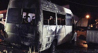 Çorlu'da park halindeki iki minibüs alev topuna döndü