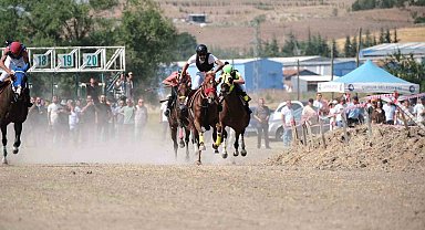 Çorum'da at yarışları nefes kesti