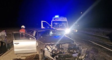 Çorum'da iki otomobil kafa kafaya çarpıştı: 4 yaralı