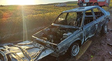 Çorum'da park halindeki otomobil yandı