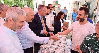 Cuma namazı sonrası aşure dağıtıldı