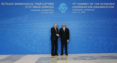 Cumhurbaşkanı Erdoğan, Ekonomik İşbirliği Teşkilatı'nın 17. Zirvesi'nde Aliyev tarafından karşılandı