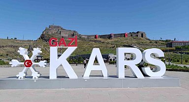 Cumhurbaşkanı Erdoğan'ın çağrısıyla Kars Kalesi bayraklarla donatıldı