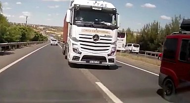 D-110 Karayolu'nda tırın tehlikeli yolculuğu bir aracın güvenlik kamerasıyla saniye saniye kaydedildi